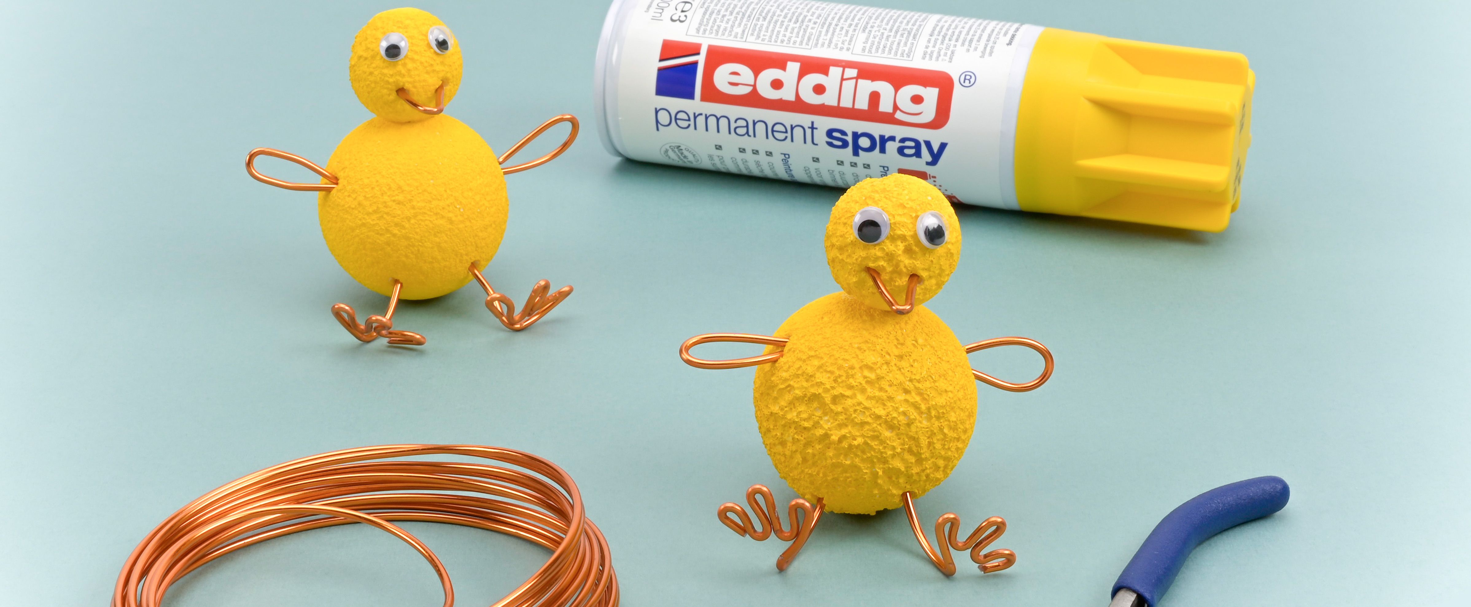 Pulcini pasquali realizzati con gommapiuma e filo metallico