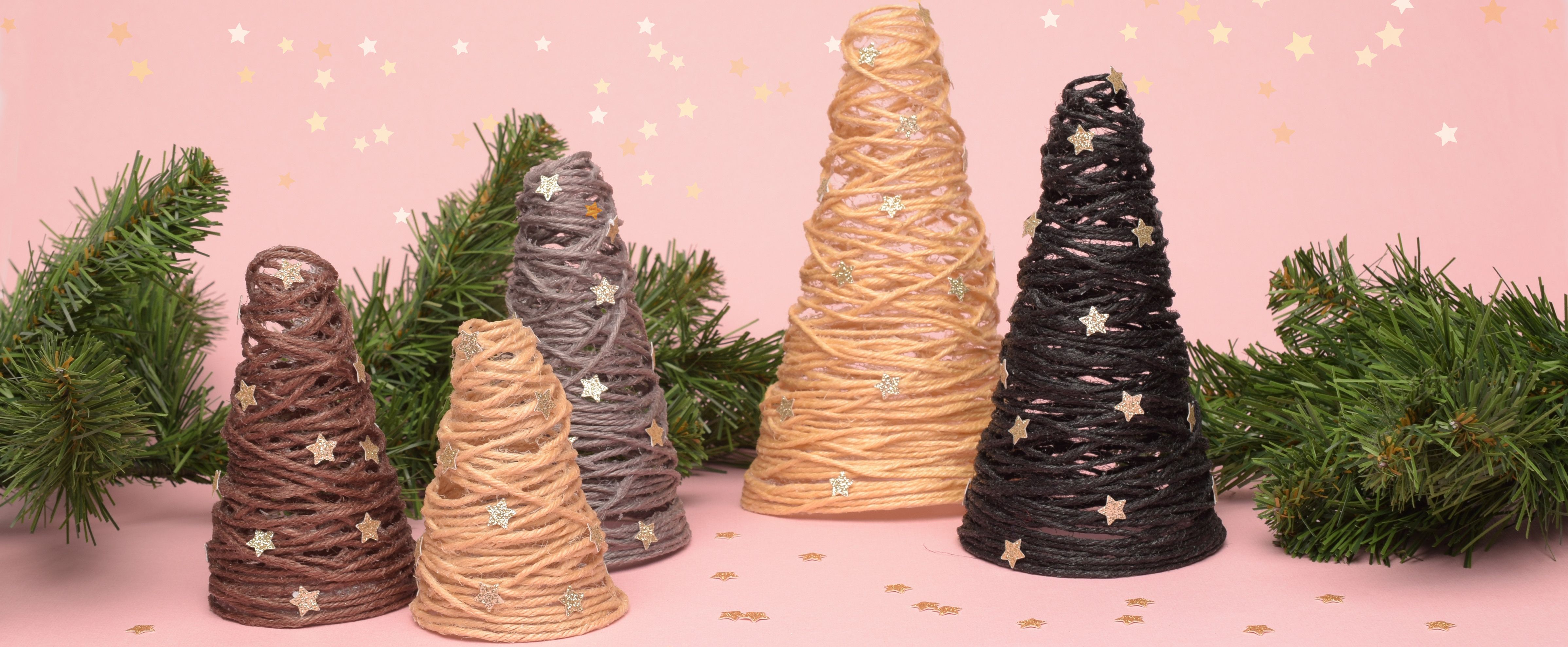 Handgemaakte grote kerstboom van jute met natuurlijke uitstraling.