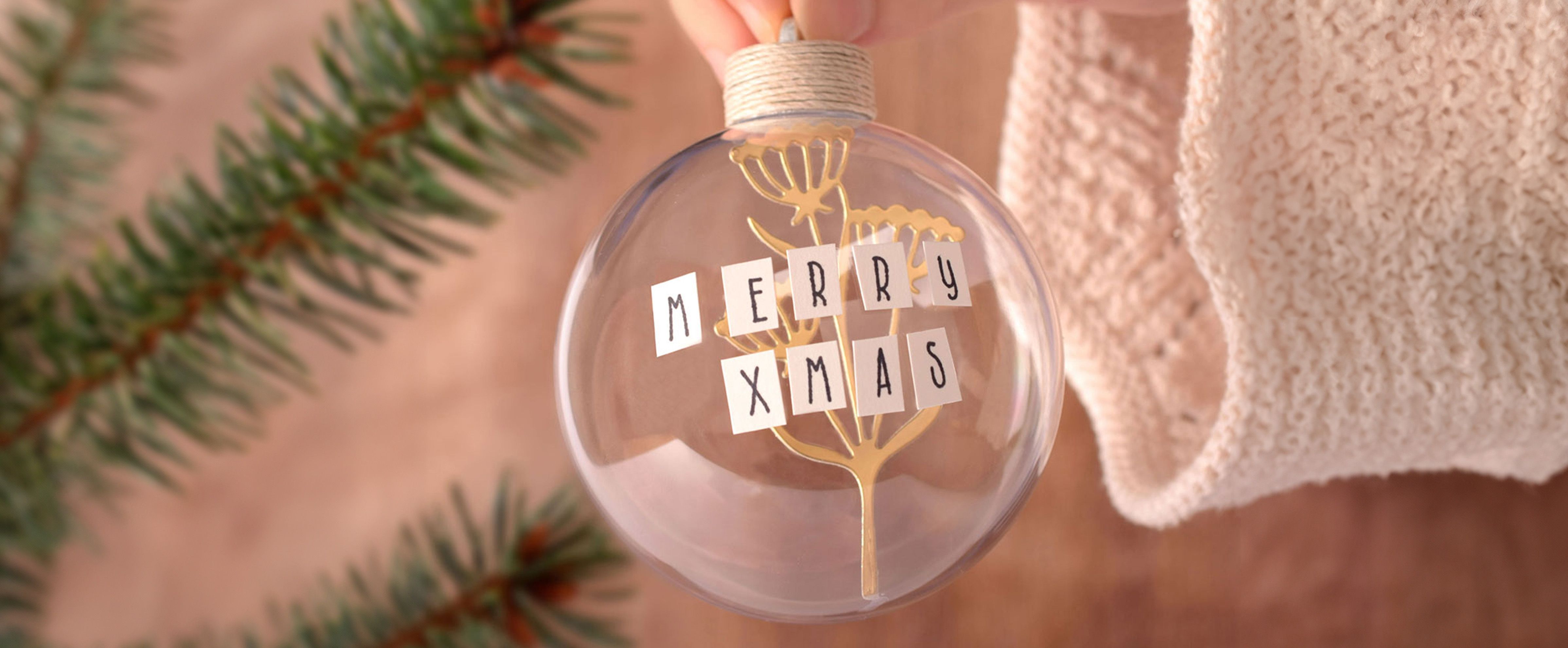 Bola de Navidad transparente con ramita de papel y texto Merry Xmas – adorno artesanal moderno para el árbol.