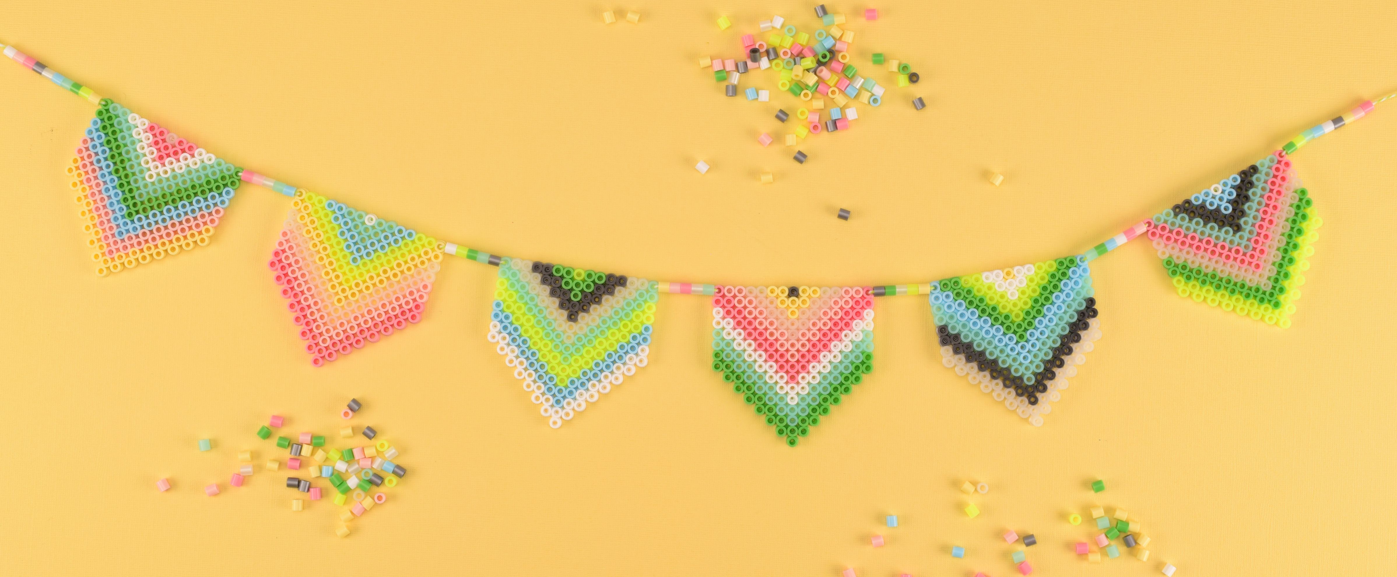 Guirnalda de cuentas fusibles, manualidad en grupo para fiestas de cumpleaños