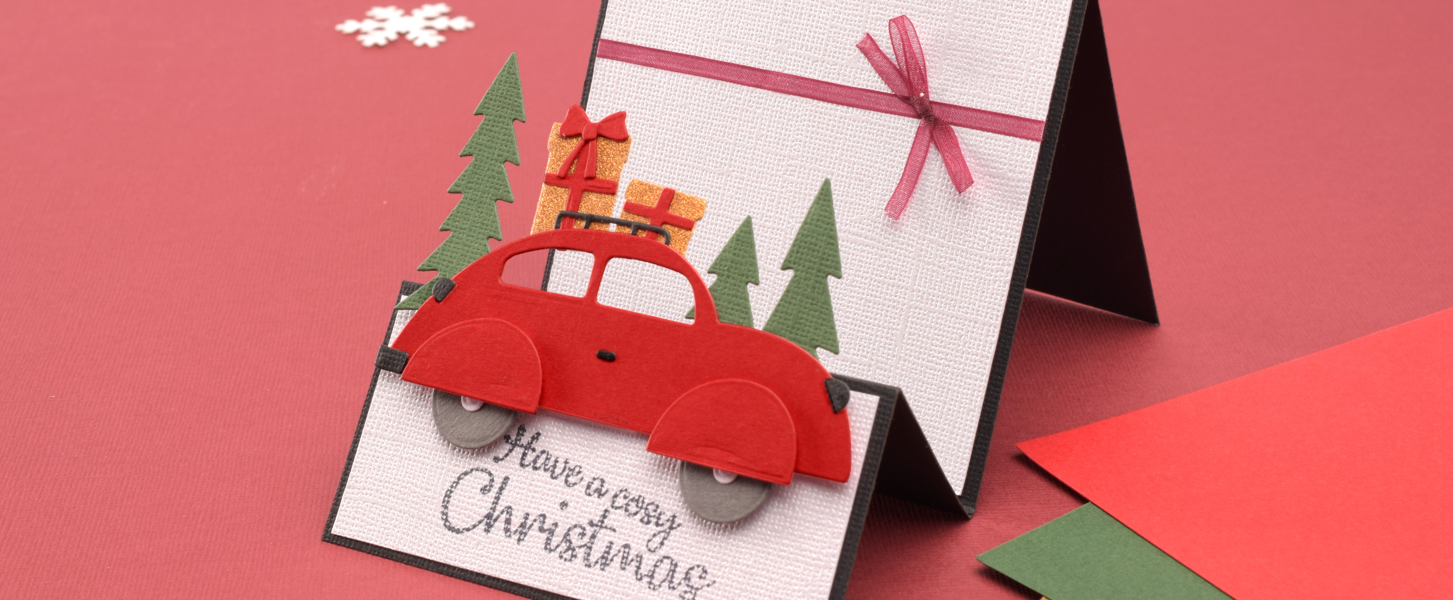 Staande 3D kerstkaart met rode auto en cadeautjes — creatieve papieren kerstkaart met lagen en diepte.