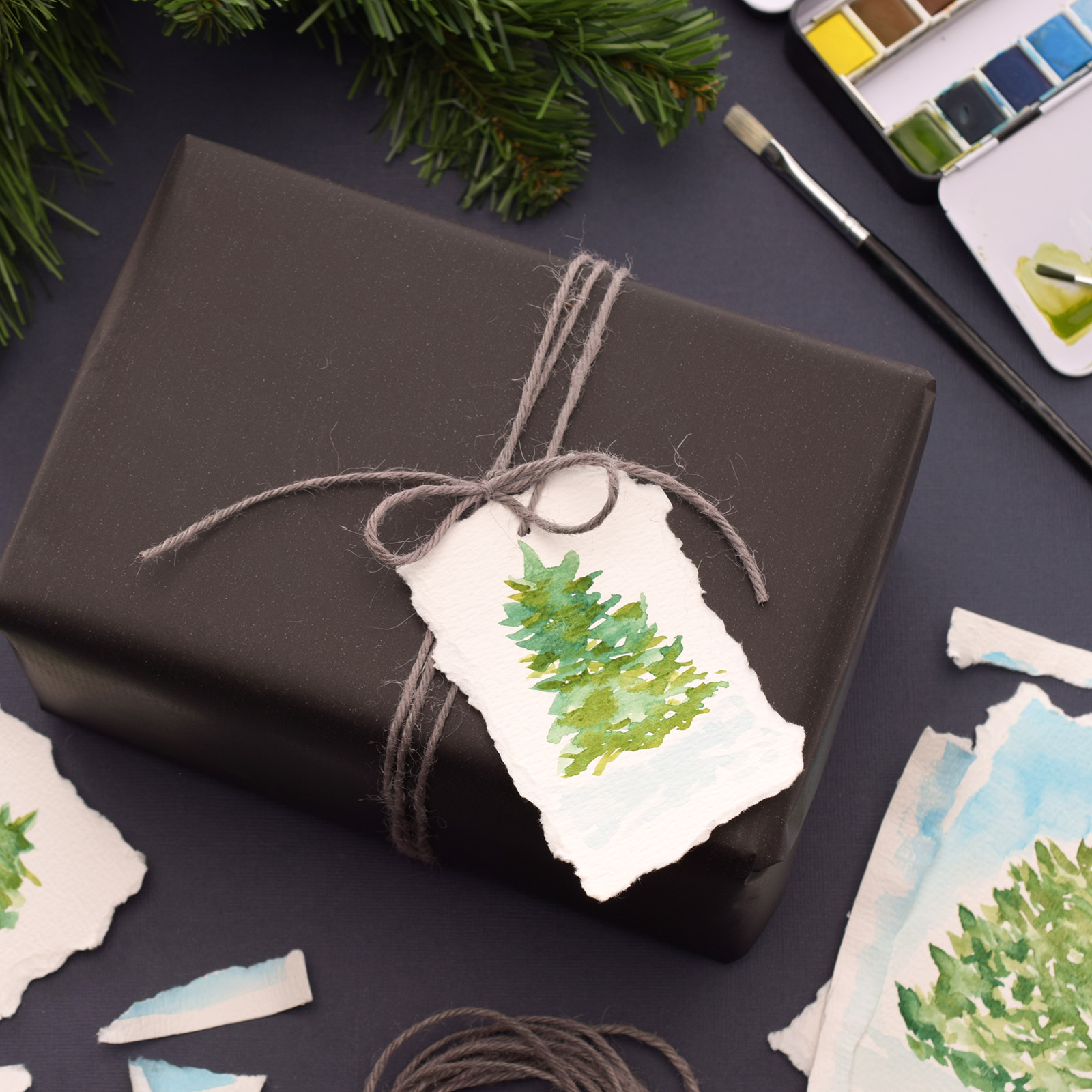 Geschenkverpackung zu Weihnachten mit Aquarell-Geschenkanhänger