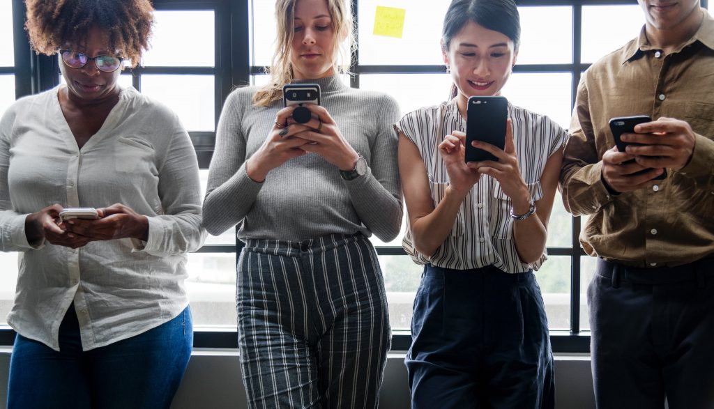 american-casual-cellphone-1262971-1024x587.jpg