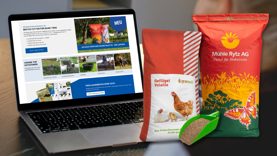 Laptop mit der Kategorie Tierfutter auf der Hauptner.ch Website im Hintergrund, davor zwei Futtersäcke der Marken Granovit und Mühle Rytz.png