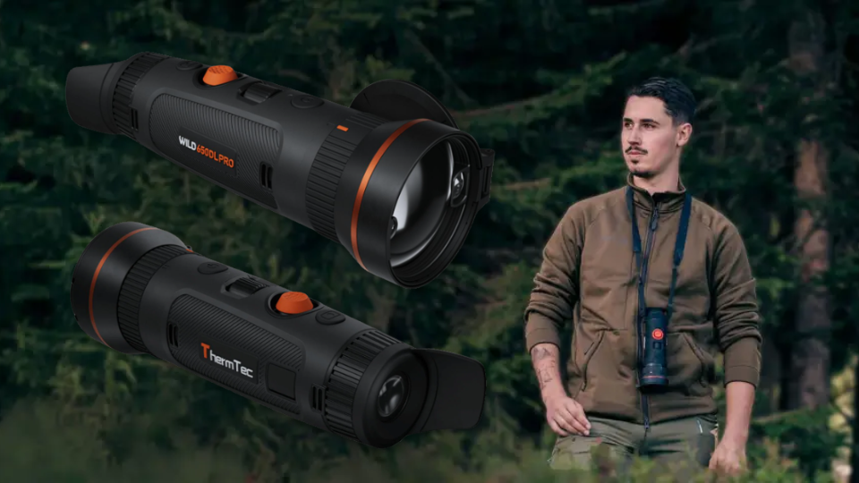 Der Autor Luca steht rechts im Bild vor einem Waldhintergrund und blickt nach links auf ein eingeblendetes ThermTec WILD 650 DL Pro Wärmebildgerät.png