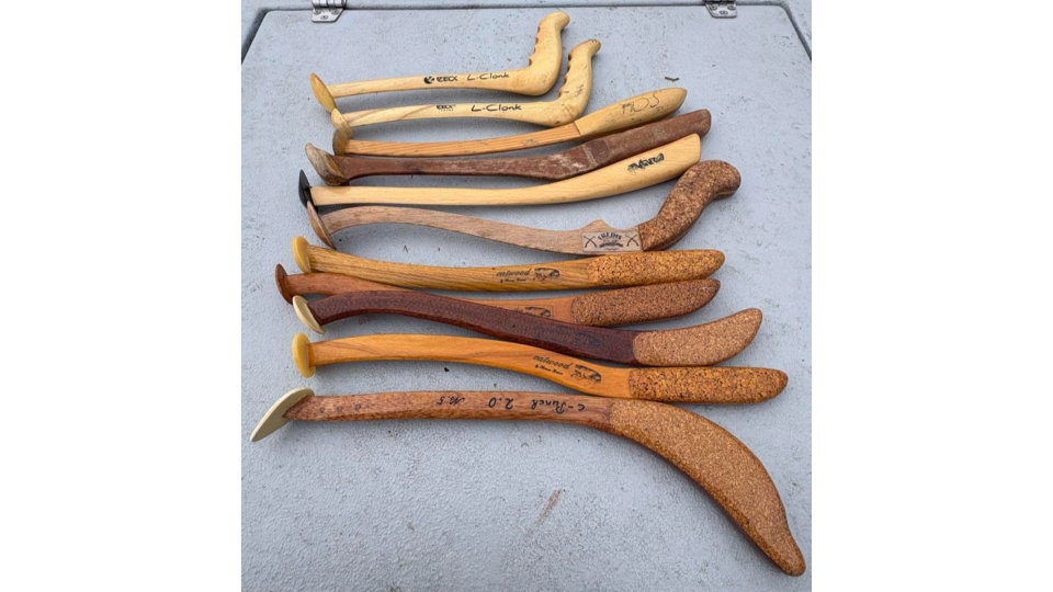Tinus Sammlung von verschiedenen Wallerhölzern mit runden und ovalen Köpfen, aufgereiht auf dem Boot.png