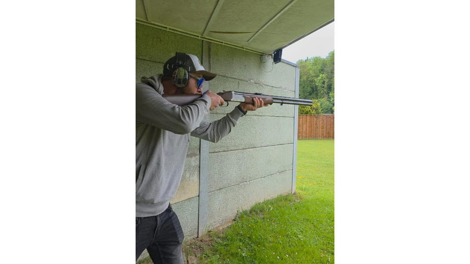 Ein Jäger absolviert das Schrotprogramm mit einer Flinten-Passe auf dem Jagdschiessstand für den Schweizer Treffsicherheitsnachweis.png