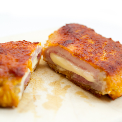 Wels-Cordon-Bleu „Heimat-Style“ mit Panade aus Panko-Mehl, gefüllt mit Bergkäse und Schinken.png