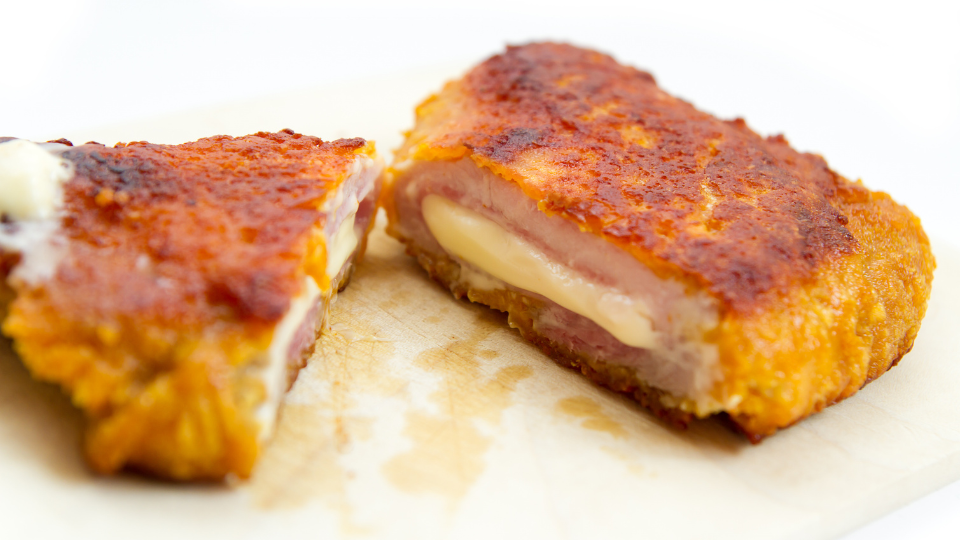 Wels-Cordon-Bleu „Heimat-Style“ mit Panade aus Panko-Mehl, gefüllt mit Bergkäse und Schinken.png
