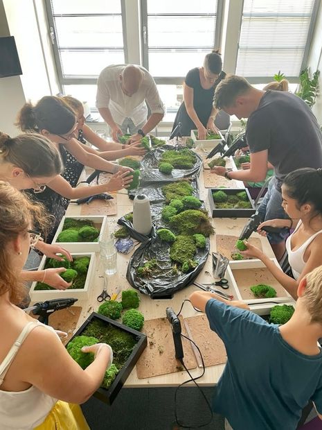 Working hard or hardly working? Moss workshop with Společnost E