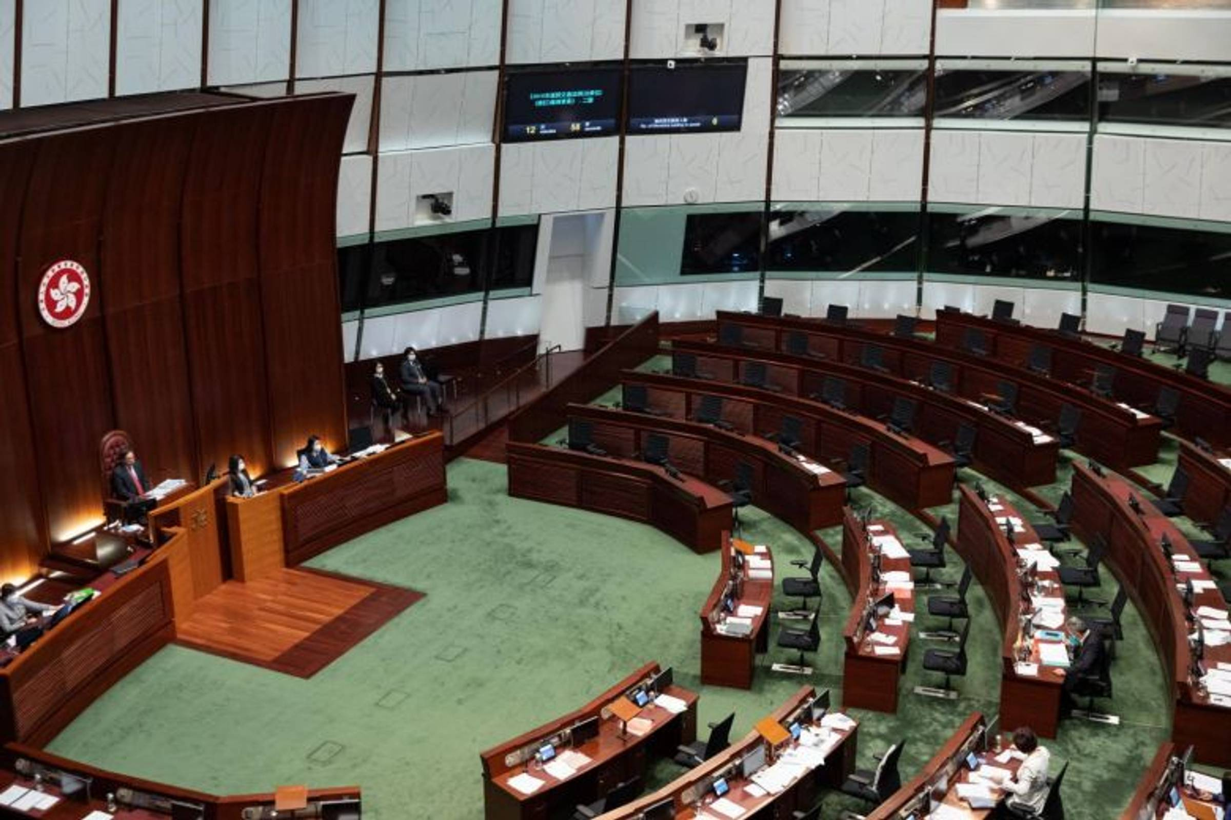 Carrie Lam rimuove quattro parlamentari pro-democrazia dal Consiglio Legislativo di Hong Kong 