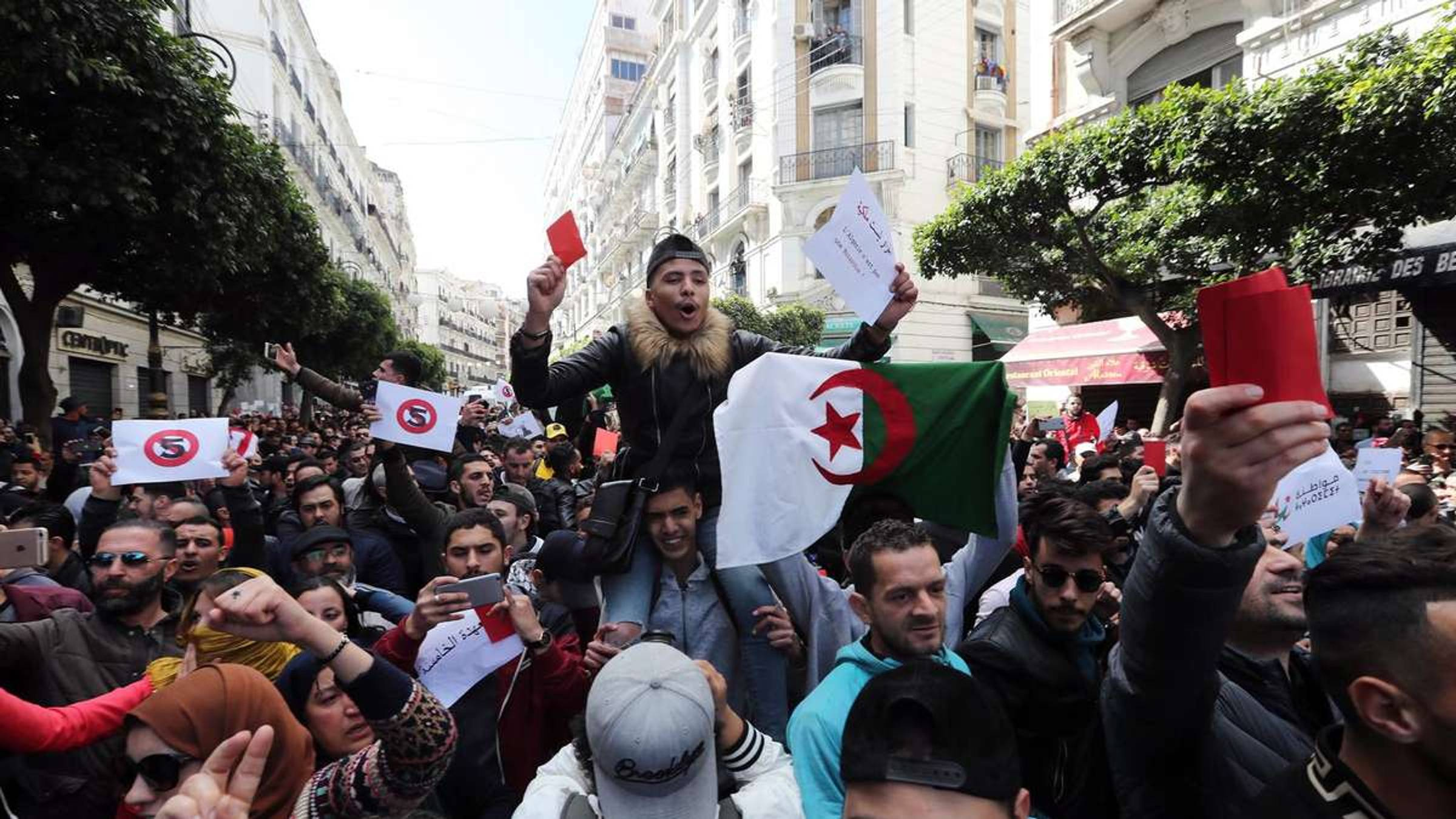 Algeria, le proteste contro il quinto mandato Bouteflika scuotono l'immobilismo del pouvoir