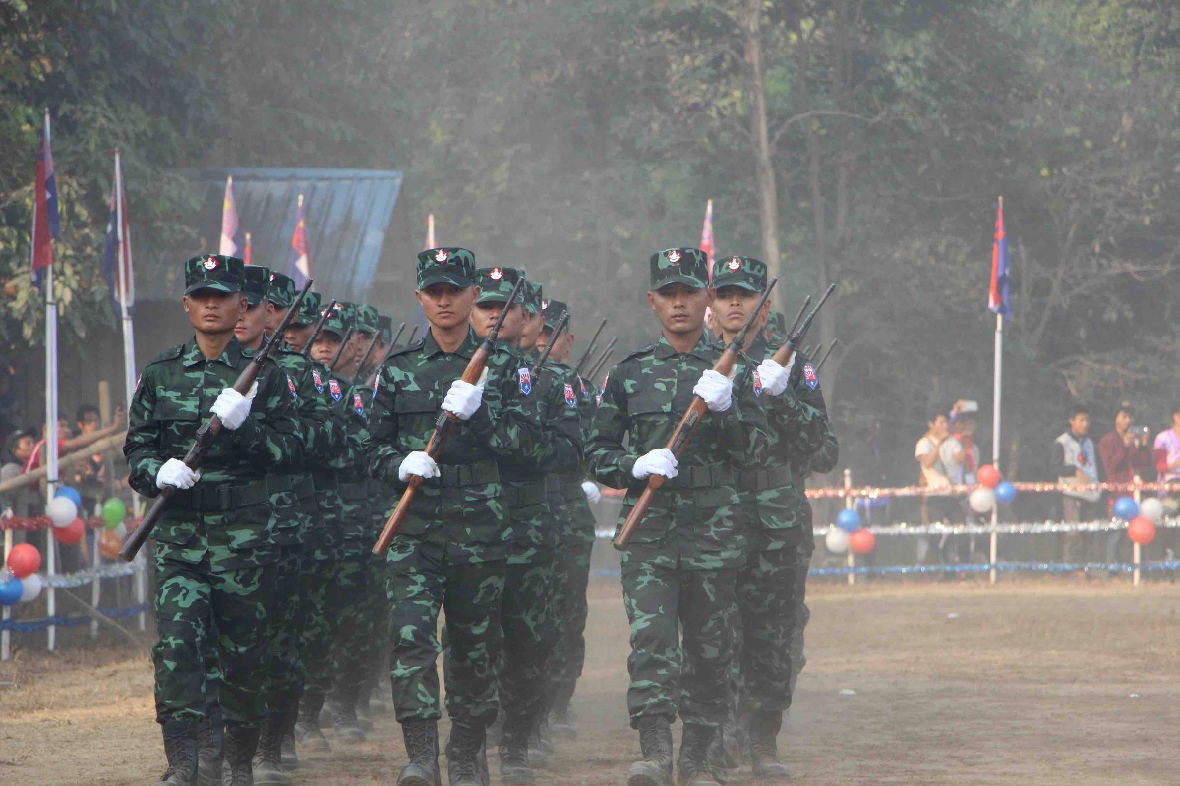 in Myanmar un gruppo di manifestanti ha fondato le Forze Unite di Difesa per proteggere la rivoluzione anti-golpe