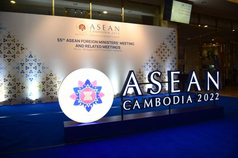 Uncertainty and contrasts dominate ASEAN Summit