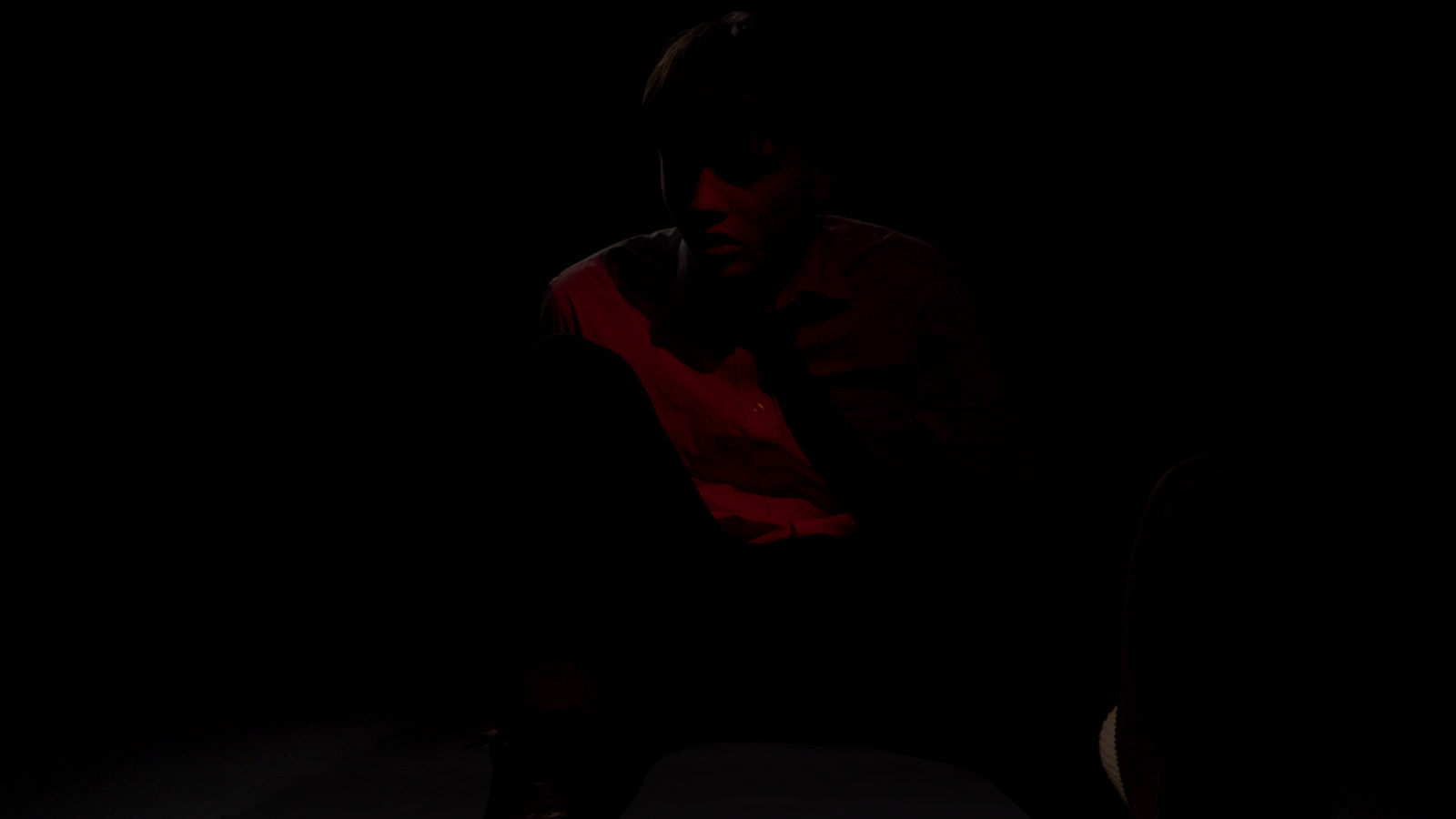 In this scene, the protagonist “Oscar”, is in this sort of “headspace” reality. An alarming dark space, covered in a red light, represents his mental state, but he makes a determined decision to return to the real world and confront his past.