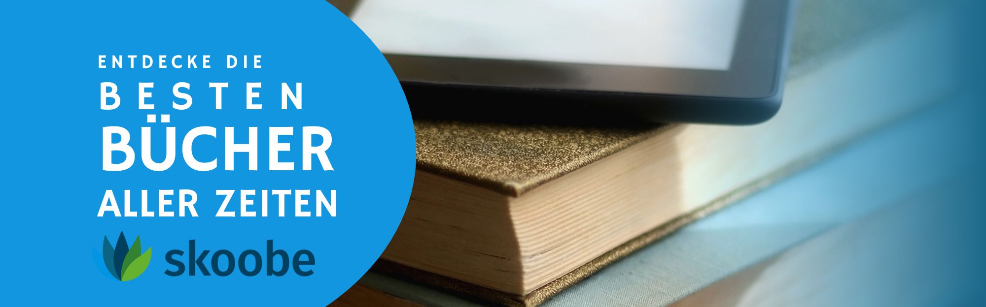 Nahaufnahme eines Tabletts mit Büchern, mit deutschem Text, der für gute Bücher wirbt, und dem Skoobe-Logo auf blauem Hintergrund.