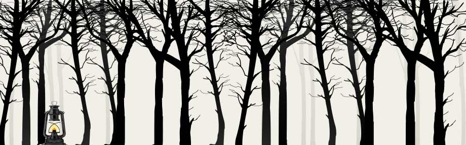 Schwarze, blattlose Bäume mit kahlen Ästen stehen dicht beieinander; am Fuß eines Baumes steht eine brennende Laterne.