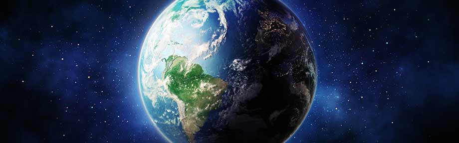 Ansicht der Erde aus dem Weltraum, die Südamerika zeigt, mit einem Teil des Planeten im Sonnenlicht und einem Teil in der Dunkelheit, vor einem sternenklaren Hintergrund.