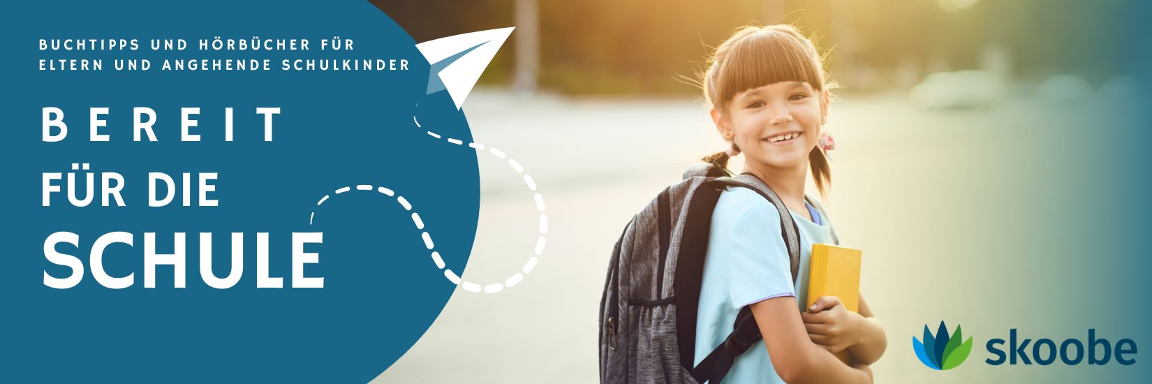 Ein lächelndes junges Mädchen mit Rucksack und gelbem Buch steht draußen im Sonnenlicht, links steht ein deutscher Text mit Lesetipps für Eltern und Schüler, mit großem „Bereit für die Schule“ und dem Skoobe-Logo.