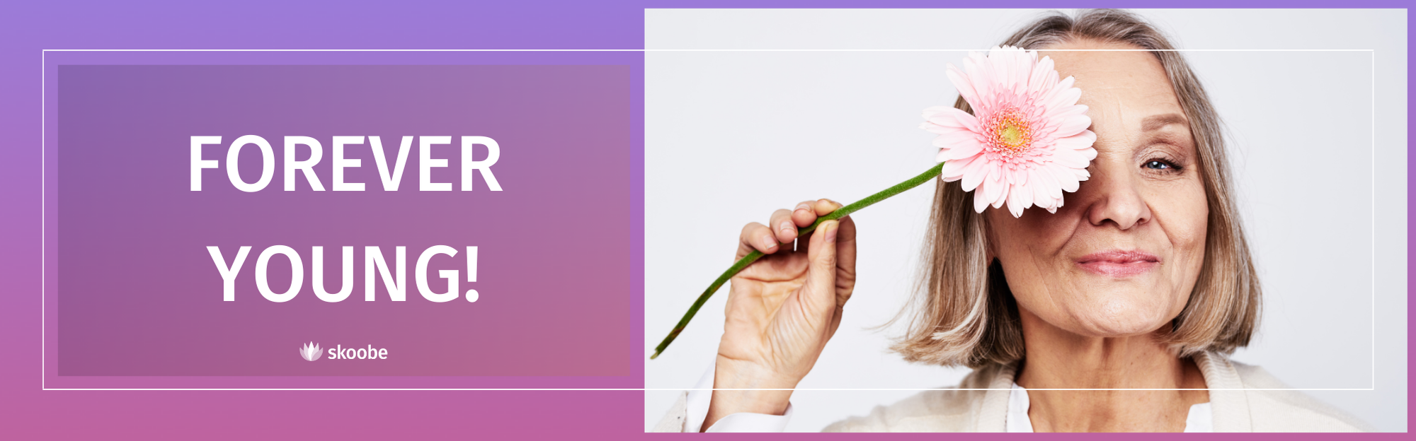 Lächelnde ältere Frau, die eine rosa Blume über einem Auge hält, neben der Aufschrift „FÜR IMMER JUNG!“ auf einem violetten Hintergrund mit Farbverlauf.