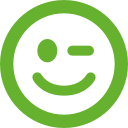 Grünes, zwinkerndes Smiley-Symbol mit kreisförmigem Umriss auf einem transparenten Hintergrund.