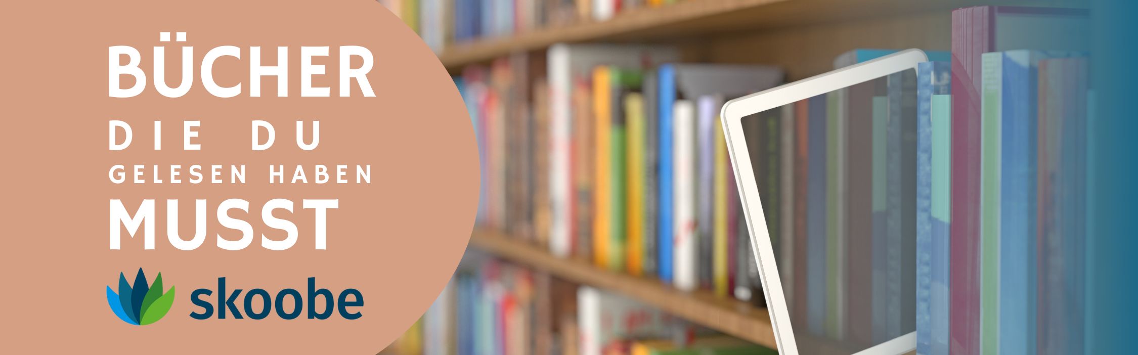 Bücherregal mit bunten Büchern, einem Tablet und einem kreisförmigen Overlay mit deutschem Text, der für die Bücher von Skoobe wirbt, die man unbedingt lesen muss.