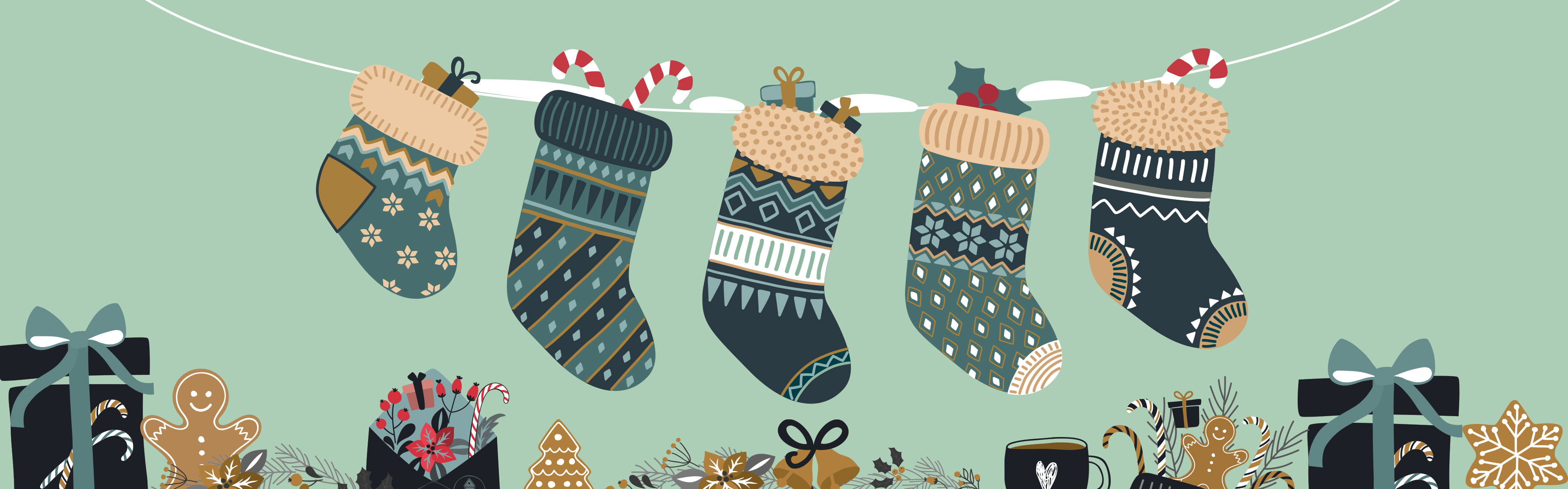 Fünf gemusterte Weihnachtsstrümpfe hängen an einer Schnur über festlichen Dekorationen und Geschenkkartons.