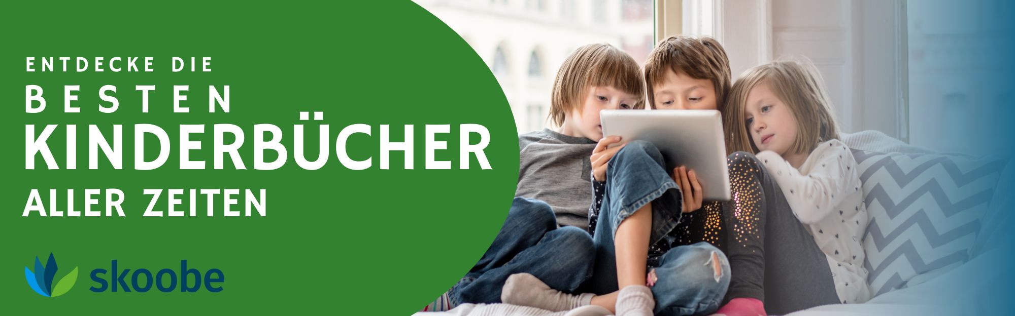 Drei Kinder sitzen eng beieinander auf einem Sofa und schauen auf ein Tablet. Links steht: „Entdecke die besten Kinderbücher aller Zeiten“, darunter ist das Skoobe-Logo zu sehen.