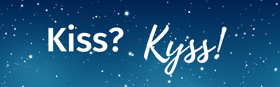 Text Kiss? Kyss! auf einem Sternenhimmel-Hintergrund, mit Kiss? in einfacher Schrift und Kyss! in Schreibschrift.