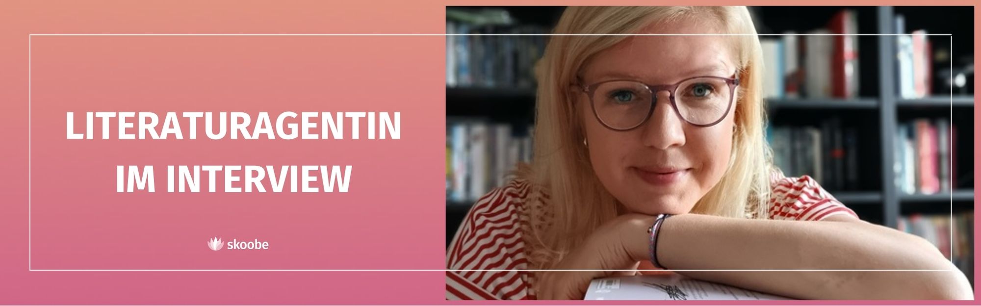 Eine Frau mit blonden Haaren und Brille, die ein rot-weiß gestreiftes Hemd trägt, lächelt und stützt ihr Kinn auf ein Buch. Der Text lautet „LITERATURAGENTIN IM INTERVIEW“ auf einem rosafarbenen Hintergrund mit Farbverlauf.