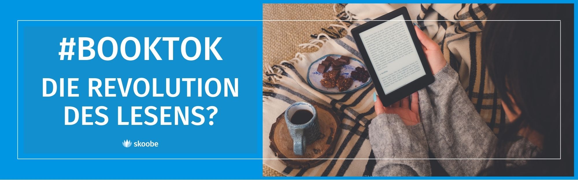Person, die ein E-Book auf einem Tablet liest, mit Kaffee und Keksen neben sich; der Text lautet #BOOKTOK Die Revolution des Lesens?.