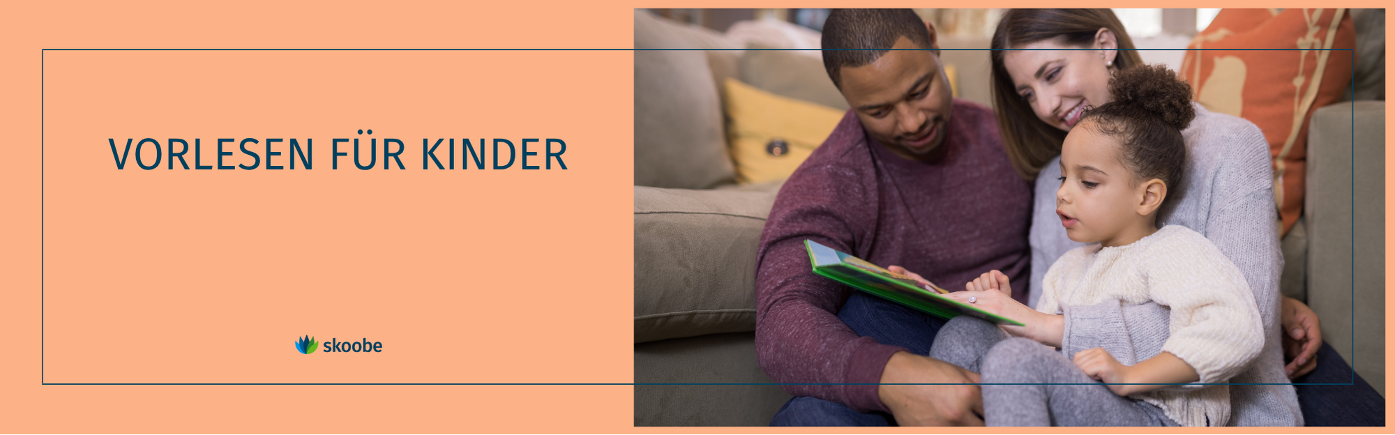 Eltern lesen ihrem Kind ein Buch vor.