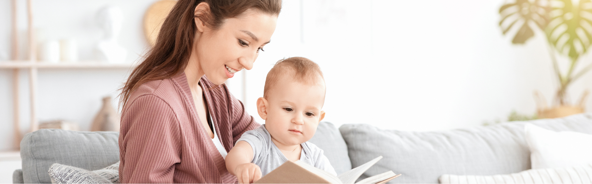 Mutter liest Baby vor.png