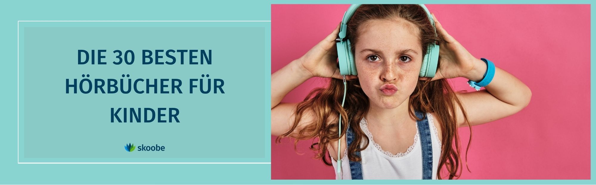 Mädchen in Latzhose und mit türkisen Kopfhörern hört ein Hörbuch