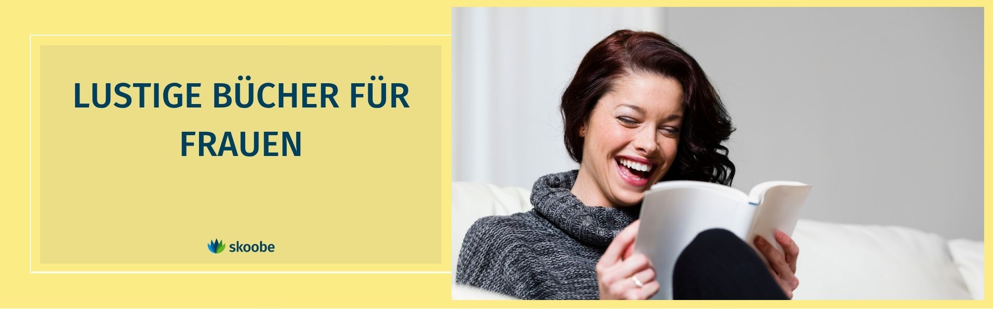 Frau, die ein Buch liest und dabei lacht.