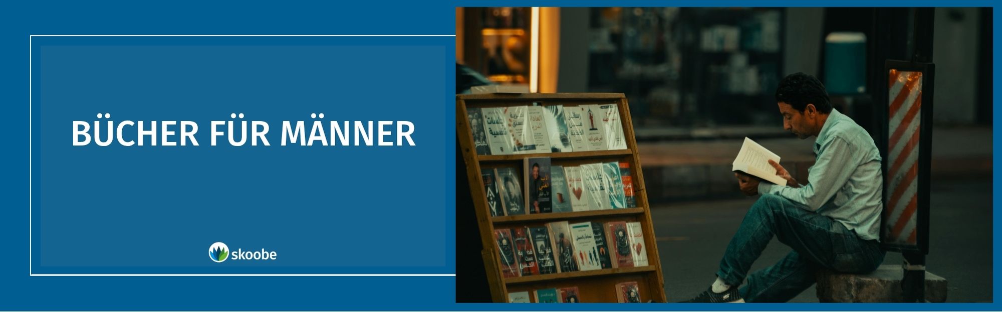 Lesender Mann, sitzend vor einem Bücherregal vor einem Laden