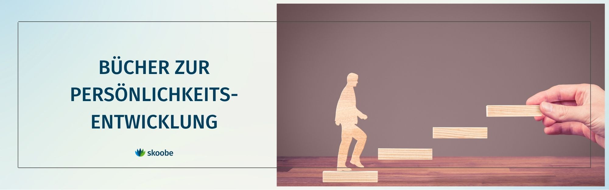 Links Titel des Artikels, rechts steigt ein aus Holz anmutende männliche Figur Holzstufen herauf, die von einer menschlichen Hand gehalten werden.