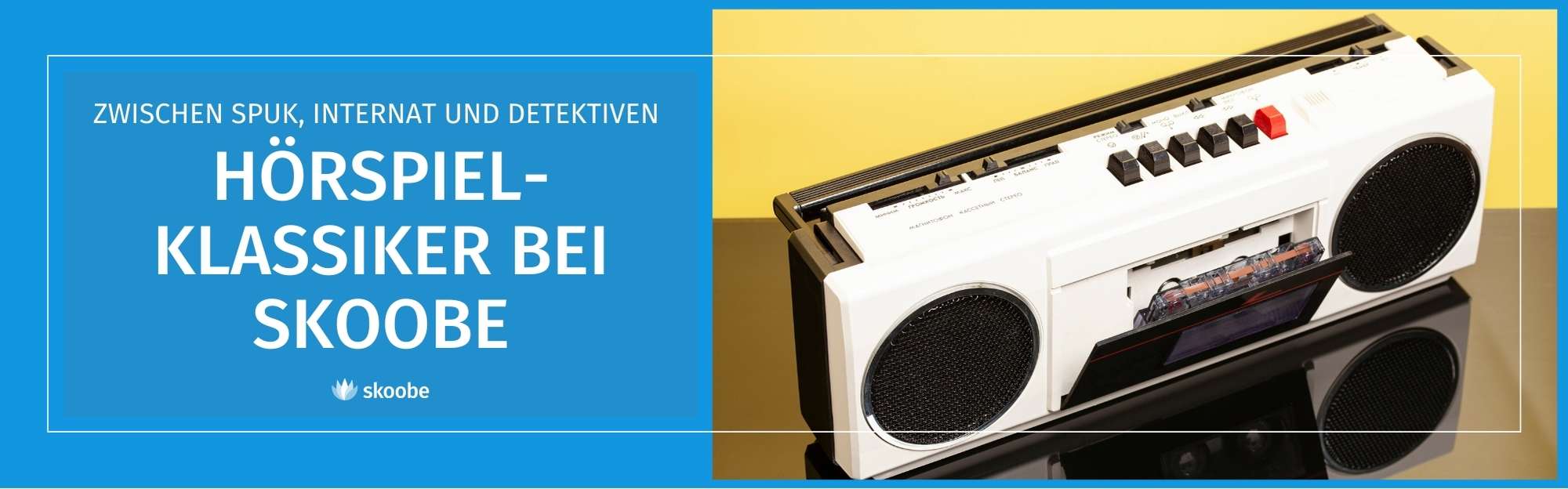 Ein weißer Retro-Kassettenspieler steht auf einer schwarzen Fläche neben einem blauen Schild, das für Audioklassiker bei Skoobe wirbt.