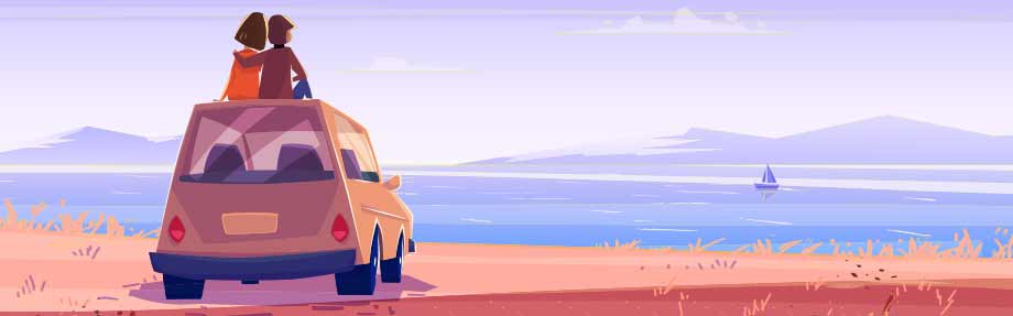 Zwei Personen sitzen auf dem Dach eines am Wasser geparkten Autos und blicken auf das Meer und die fernen Berge.