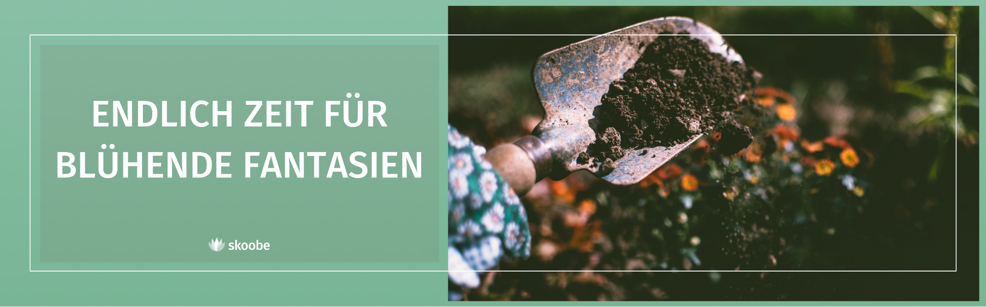 Eine Person schaufelt Erde mit einer Kelle in einem Garten; Neben dem Bild befindet sich ein grünes Kästchen mit dem deutschen Text Endlich Zeit für blühende Fantasien und einem kleinen Sloobe-Logo.
