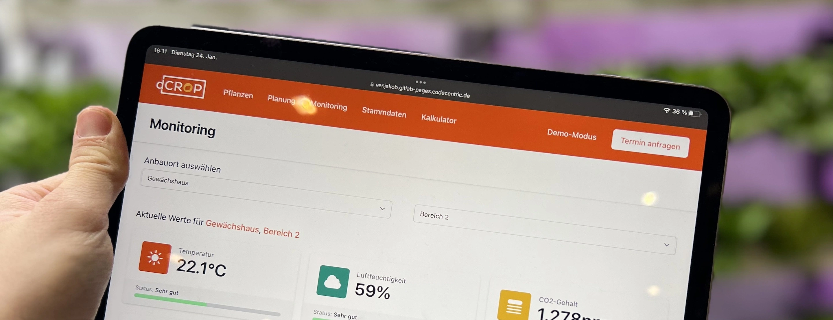 Eine Seite geöffnet auf einem Tablet, die Auskunft über Luftfeuchtigkeit, Temperatur und CO2 Gehalt eines Gewächshauses gibt.
