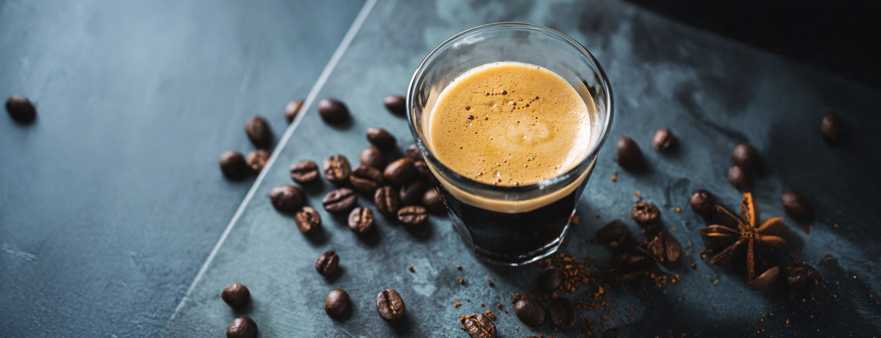 Glas Kaffee mit Kaffeebohnen