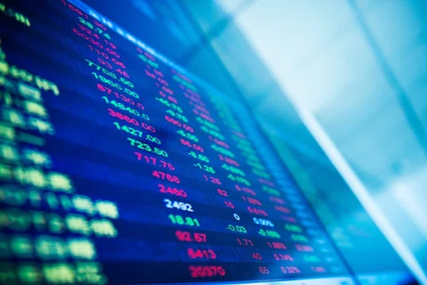 Shares up and pound nears $1.36 on Fed rate-cut hope featured picture