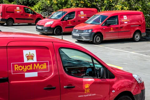 FTSE 100 lower at midday, Royal Mail owner International Distribution Services in the spotlight featured picture