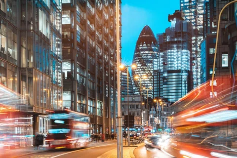 FTSE edges up as investors await BoE, Fed featured picture