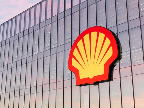 Shell bounces on first-quarter earnings beat and bumper $3.5 billion buyback featured picture