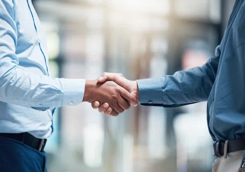 Standard Chartered and Rathbones directors sell, Everyman boss buys | Directors Deals featured picture