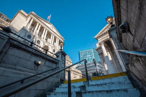 FTSE 100 outperforms peers on calls for further rate cuts featured picture