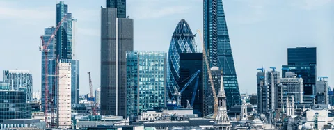  FTSE 100 closes higher as pound and gold climb featured picture