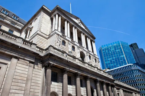 FTSE 100 in the red as Bank of England holds rate in 6-3 vote featured picture